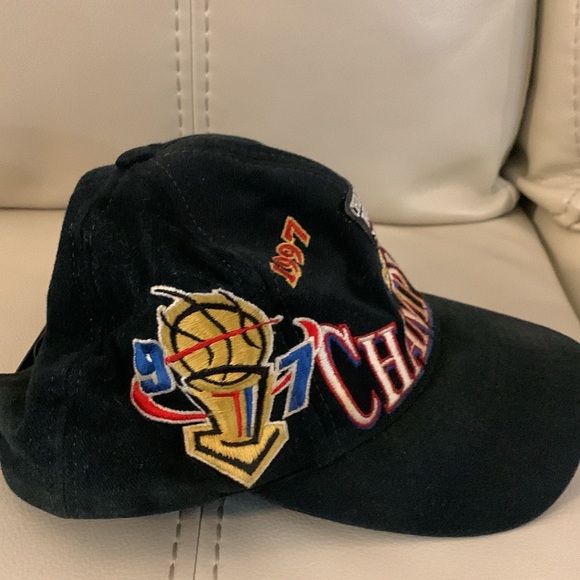 Chicago Bulls Championship cap from the 1997 title team - Picture 1 of 4